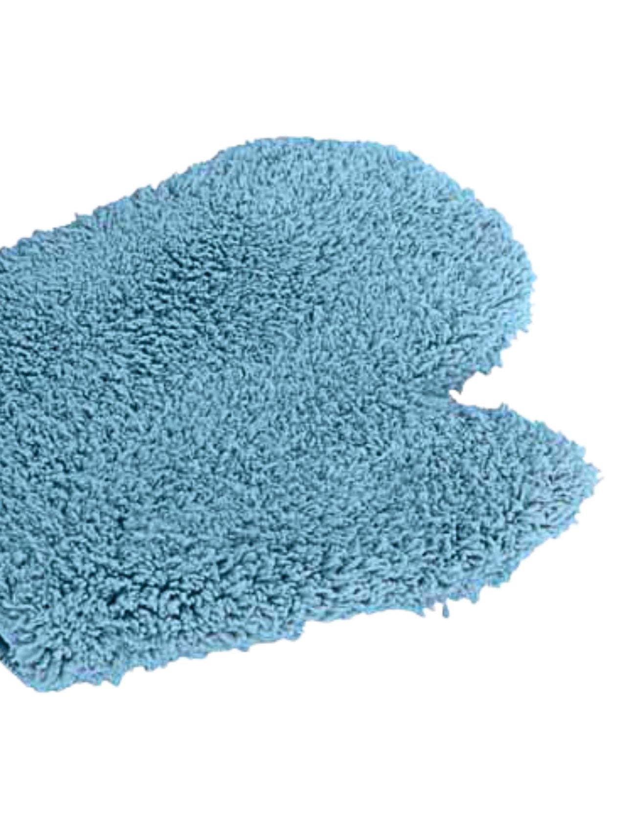 The heart-shaped bath mat has a soft, textured surface that feels like the Sunland-Protection Microfiber Wash Mitt 2 IN 1.