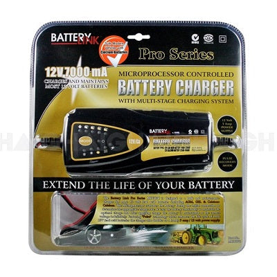 The elegant packaging of the Battery Link 7Amp Smart Battery Charger, perfect for 12V 7000 mA deep cycle batteries, features eye-catching gold and black colors. Equipped with cutting-edge microprocessor technology, it facilitates multi-stage charging to enhance battery longevity while prominently displaying stylish promotional elements.